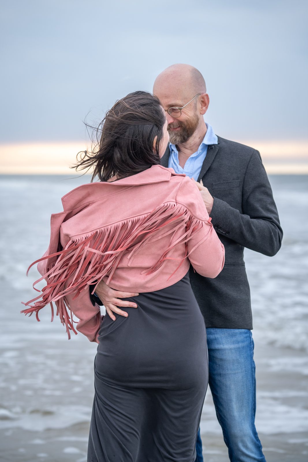 Liese and Alexander embracing by the sea